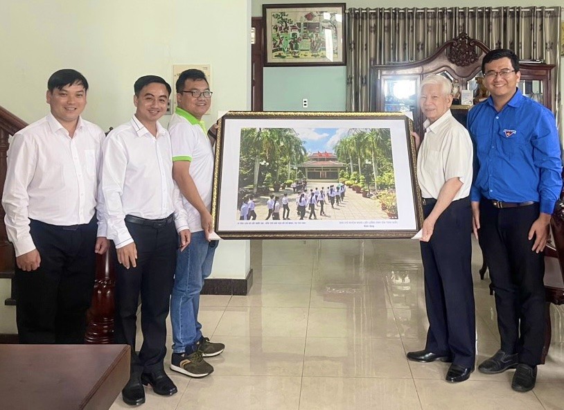 Nguyên Chủ tịch nước Nguyễn Minh Triết bàn về nghề nông cùng các bạn trẻ tiêu biểu