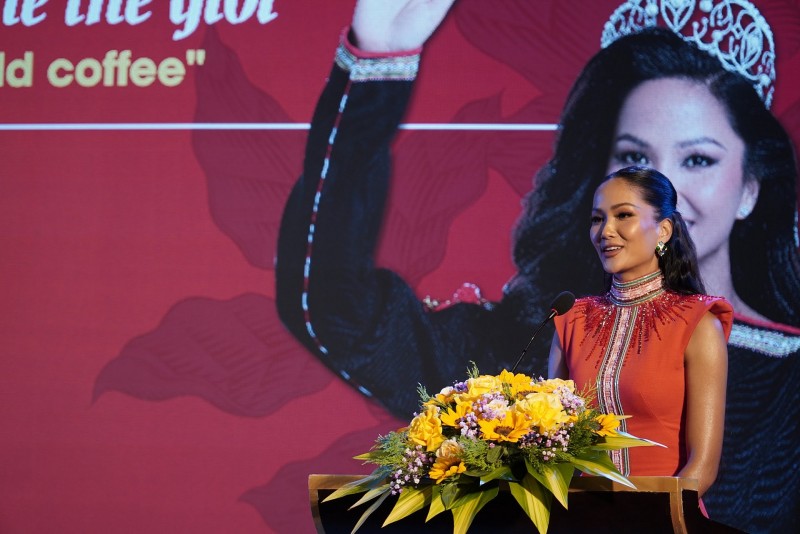 Hoa hậu H'Hen Niê làm đại sứ truyền thông Lễ hội Cà phê Buôn Ma Thuột lần thứ 8.