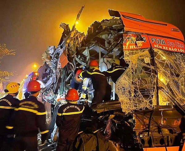 Quảng Nam: Xe khách tông xe tải, 3 người chết, 13 người bị thương