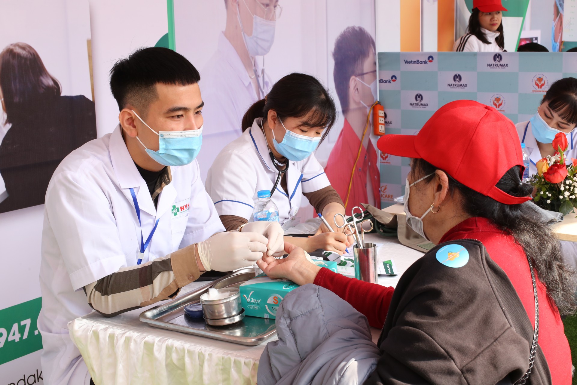 Hàng trăm người dân tỉnh Yên Bái được khám, sàng lọc sức khỏe miễn phí