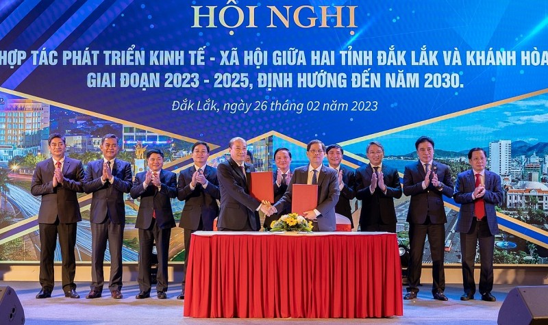 Lãnh đạo hai tỉnh Đắk Lắk và Khánh Hòa ký kết Biên bản thỏa thuận hợp tác phát triển kinh tế - xã hội. Ảnh: H.G.