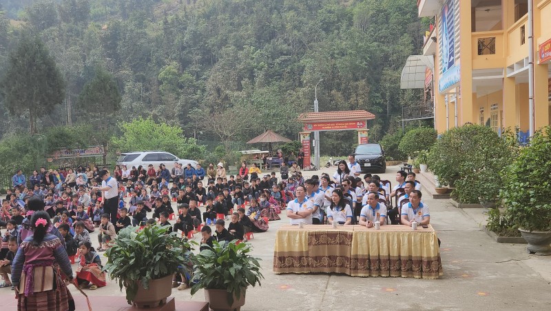 Trao tặng máy tính cho 3 trường học tại Lào Cai