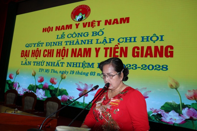 Bà Nguyễn Thị Ca - Chủ tịch Chi hội Tiền Giang phát biểu tại đại hội