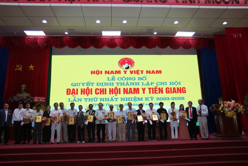 Kết nạp hội viên mới cho Chi hội Nam y Tiền Giang