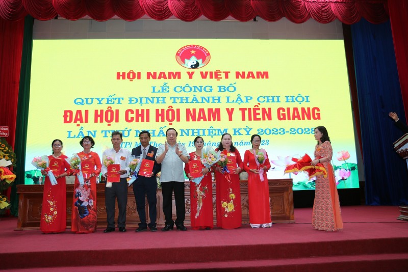 Thầy thuốc nhân dân, TS, Bác sĩ CKII Nguyễn Hồng Siêm – Phó Chủ tịch Hội trao quyết định và tặng hoa cho Ban Vận đông Chi hội