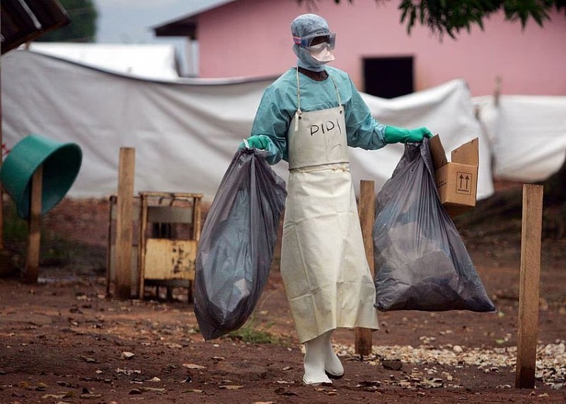 Nhân viên y tế bên ngoài khu cách ly các bệnh nhân nhiễm virus Marburg ở Angola. Ảnh: REUTERS.