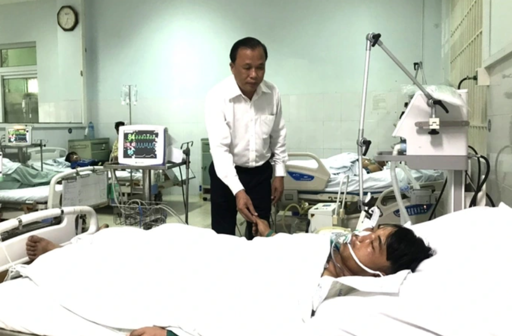 Lãnh đạo Sở Y tế Quảng nam thăm hỏi các bệnh nhân bị ngộ độc. Ảnh: Sở Y tế Quảng Nam.