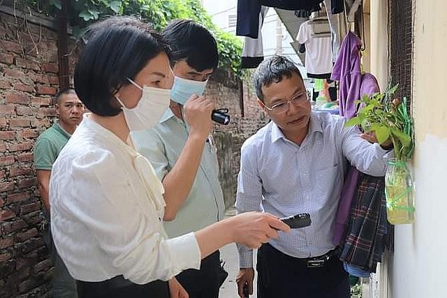 Bà Trần Thị Nhị Hà, Giám đốc Sở Y tế kiểm tra phòng, chống dịch sốt xuất huyết. Ảnh: VGP/Thiện Tâm