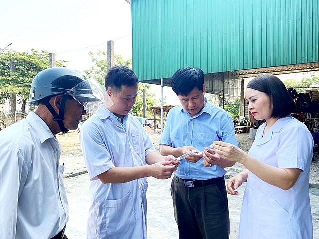 Ngành y tế tỉnh Hà Tĩnh bắt côn trùng lạ gửi Viện Sốt rét - Ký sinh trùng - Côn trùng Trung ương để để xác định loại. Ảnh: Thu Hòa.