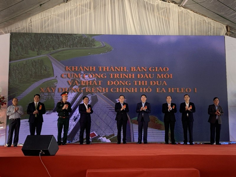 Phó Thủ tướng Chính phủ Trần Lưu Quang và các đại biểu đã thực hiện nghi thức bấm nút khánh thành công trình đầu mối Hồ chứa nước Ea H’leo 1.