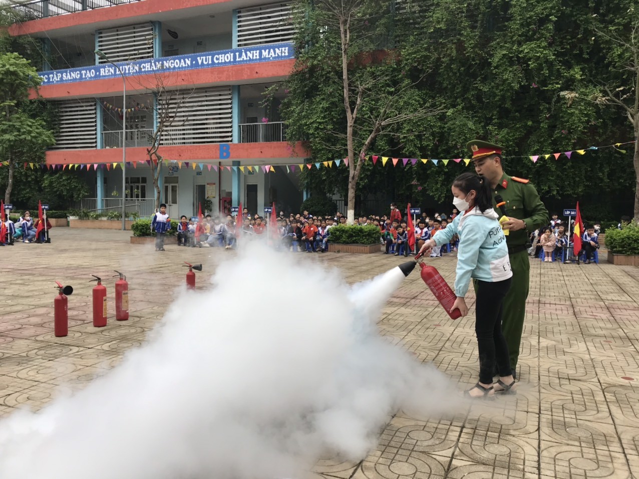 Hà Nội: Trường Tiểu học Đức Thắng tập huấn về PCCC & CHCN cho giáo viên và học sinh