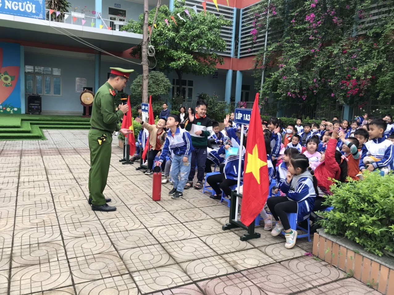 Hà Nội: Trường Tiểu học Đức Thắng tập huấn về PCCC & CHCN cho giáo viên và học sinh