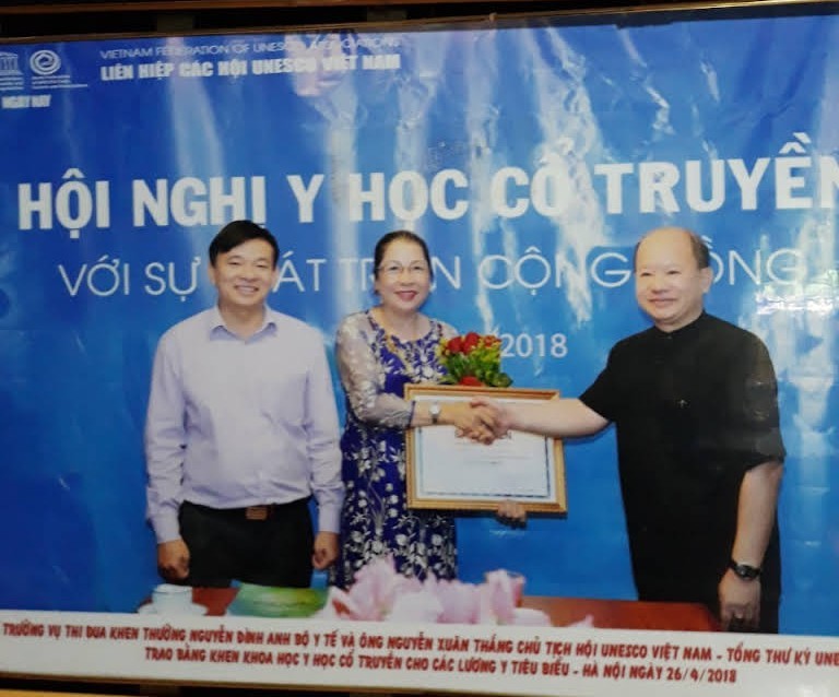Lương y Nguyễn Thị Đường với bài phát biểu tại Hội thảo Nam Dược Trị Nam Nhân về công dụng của cây nghệ “Bọ Cạp”