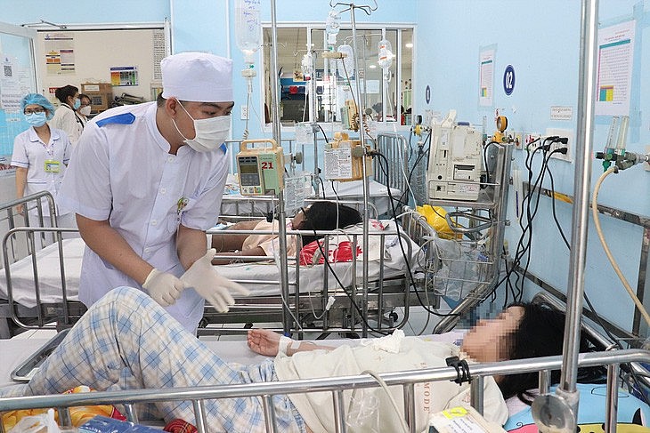 Một trẻ lớn từng điều trị tại Bệnh viện Nhi đồng 1 (TP.HCM) vì mắc sốt xuất huyết nguy kịch. Ảnh: Xuân Mai