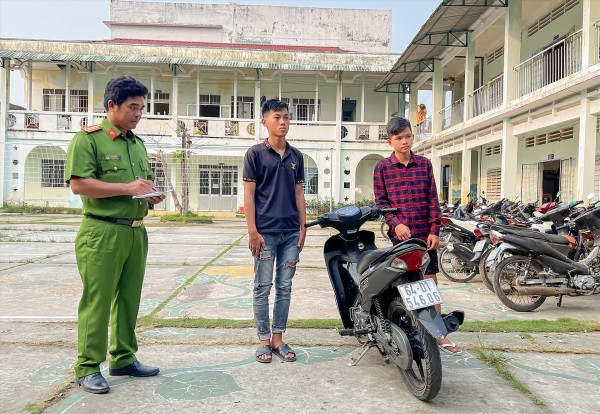 Bắt hai đối tượng cướp giật vé số của người mù