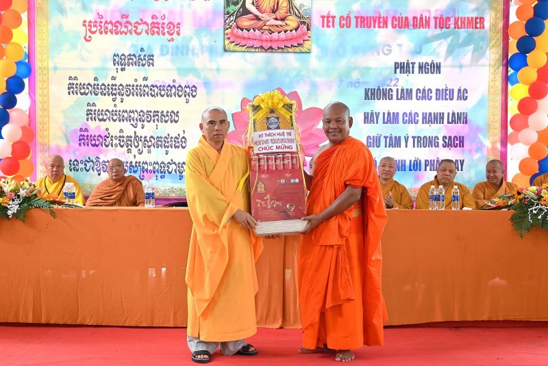 TT Thích Nhuận Nghĩa, UV HĐTS, Phó Trưởng Ban Thường trực BTS Phật giáo tỉnh tặng quà chúc mừng đến thượng tọa Quách Thành Satha.