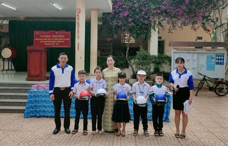 Cửa hàng xe máy Lai Hương 1 đã góp phần chia sẻ khó khăn với nhà trường, tặng các phần quà cho các em học sinh có hoàn cảnh khó khăn. 
