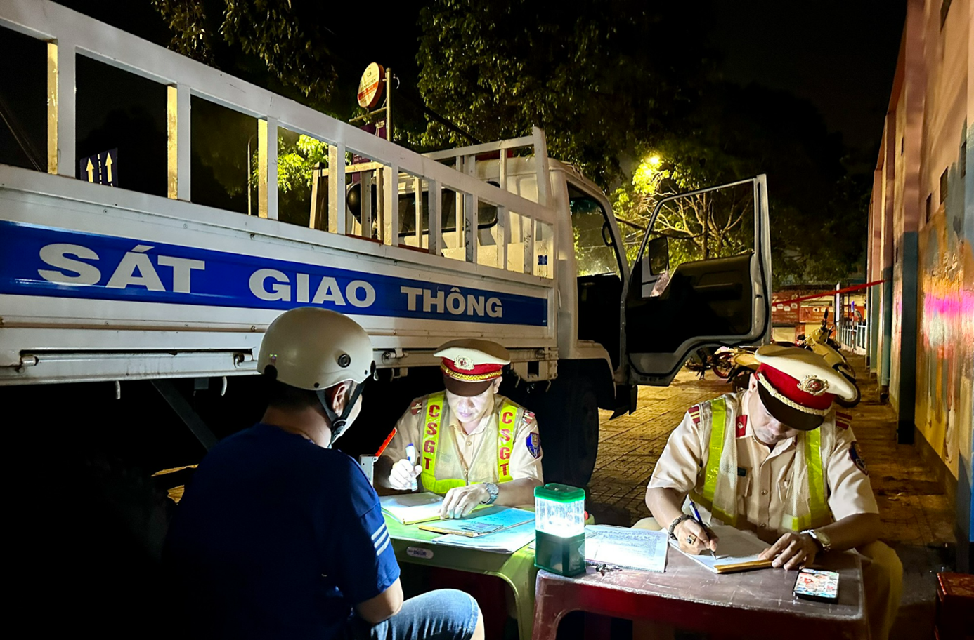 CSGT Đắk Lắk xử lý vi phạm nồng độ cồn: Nhiều người bỏ xe, bất hợp tác