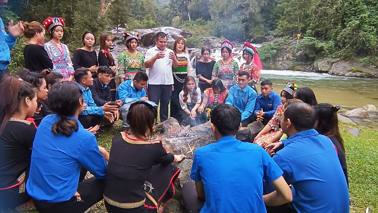 Đoàn viên thanh niên các dân tộc xã Cư Pui sinh hoạt truyền thống tại thác Đắk Tuôr.