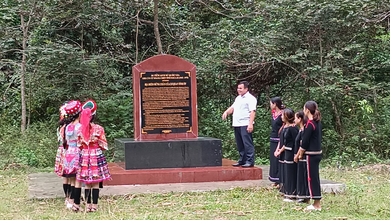 Đoàn thanh niên xã Cư Pui thăm Di tích lịch sử Quốc gia Khu căn cứ kháng chiến tỉnh Đắk Lắk.