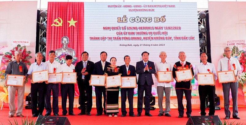 Lãnh đạo Huyện ủy, UBND huyện Krông Búk tặng Giấy khen cho các cá nhân.