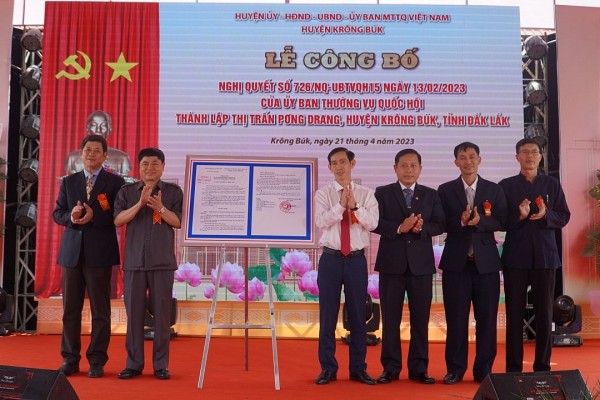 Công bố Nghị quyết thành lập thị trấn Pơng Drang