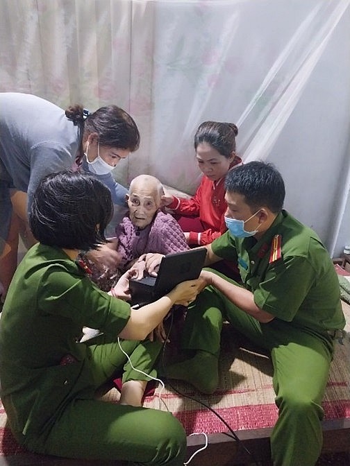 Cán bộ, chiến sĩ Công an phường Tân Lợi phối hợp đội Cảnh sát QLHC về TTXH đến tận nhà làm thủ tục cấp căn cước công dân cho người già yếu.