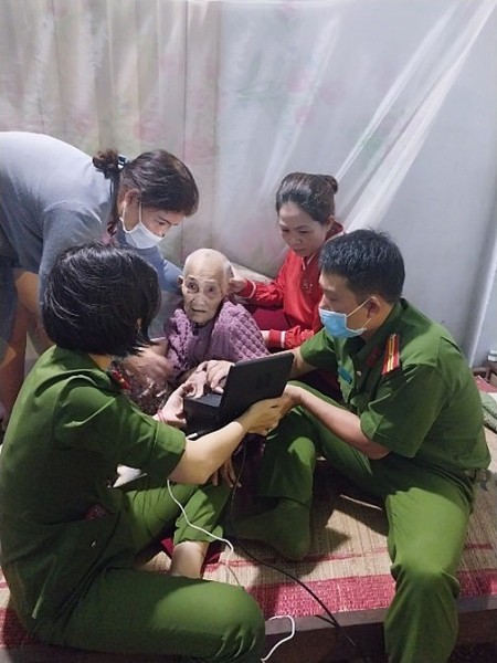 Công an Đắk Lắk đến tận nhà làm căn cước công dân cho người già yếu