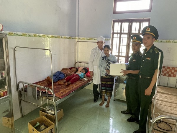 Cấp cứu 2 cháu bé bị ngộ độc do ăn nấm rừng