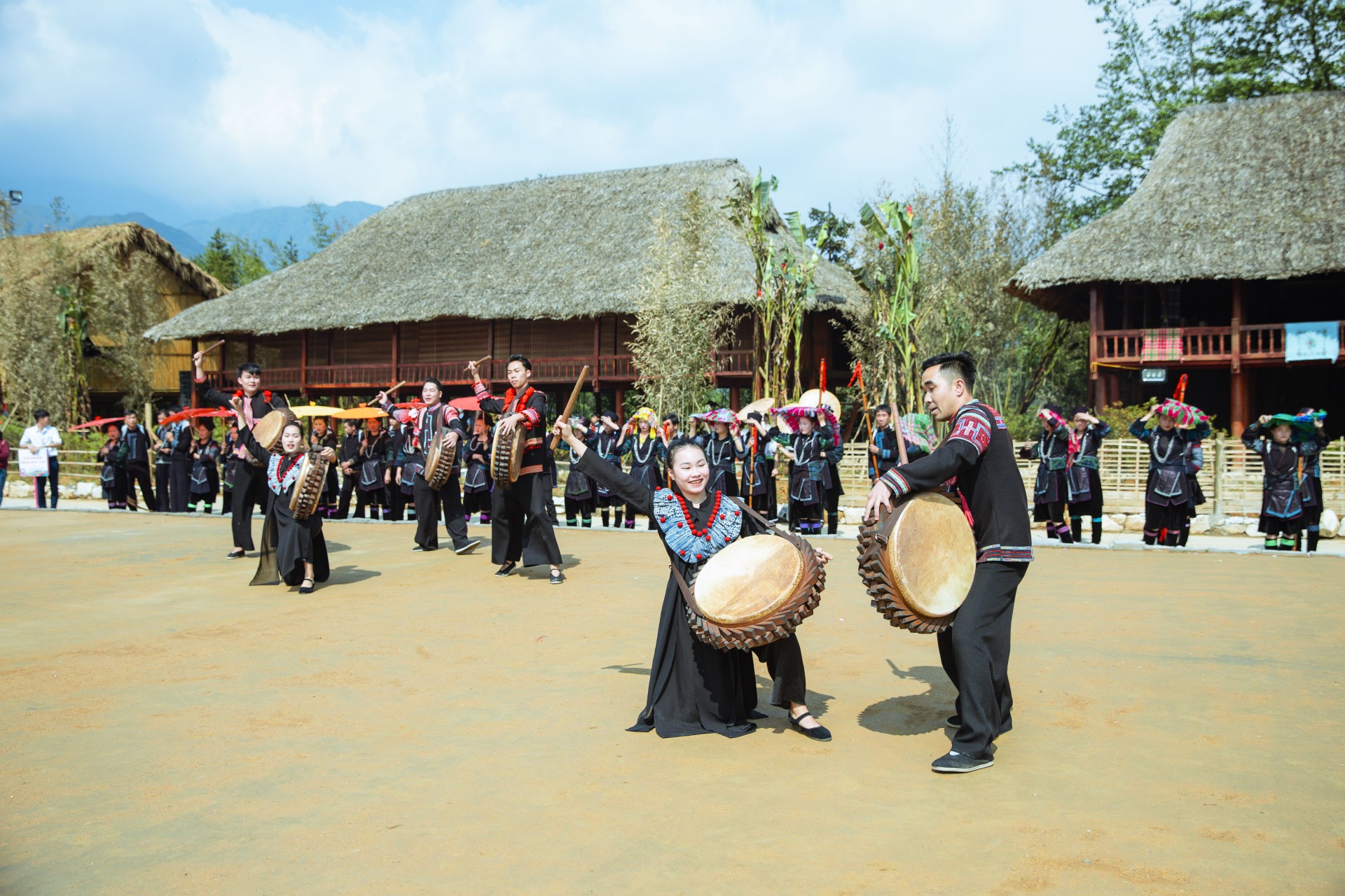 Mãn nhãn với hàng nghìn đóa hồng trong Lễ hội Hoa hồng Sa Pa