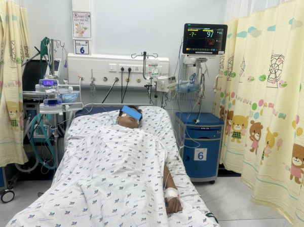 Bé trai đang được điều trị tại Bệnh viện Nhi đồng Thành phố. Ảnh: Bệnh viện cung cấp.