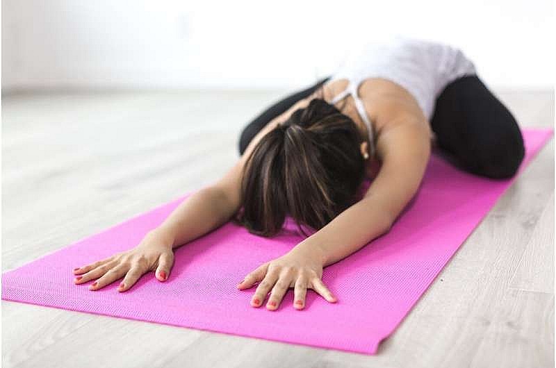 Tập yoga tại nhà đang là xu thế thể dục thể thao hiện nay. Ảnh: Pixabay/ https://suckhoeviet.org.vn/ 