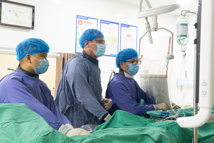 Các bác sĩ can thiệp đặt stent cho một bệnh nhân tại Bệnh viện Đa khoa Hùng Vương. Ảnh: BVCC.