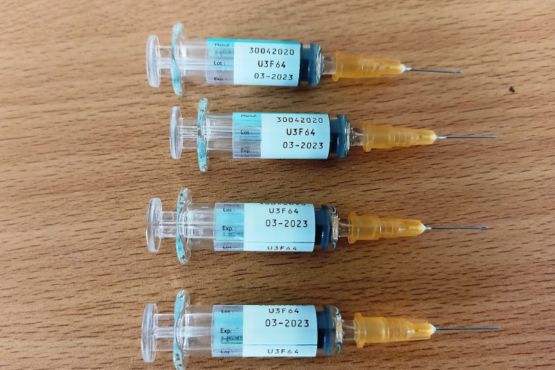  vỏ vắc xin Hexaxim hết hạn sử dụng từ tháng 3/2023 đang được Trạm y tế xã Thăng Bình lưu trữ. Ảnh: CTV.