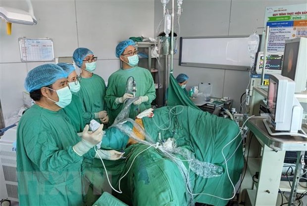 Lần đầu kết hợp 2 kỹ thuật nội soi trong 1 ca phẫu thuật lấy sỏi thận | Y tế | Vietnam+ (VietnamPlus)