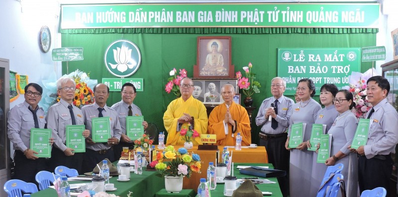 Hoà Thượng Thích Thông Hội, Uỷ viên hội đồng Trung Ương Giáo hội VN, Trưởng bạn trị sự Phật Giáo Quãng Ngãi, trao quyết định v/v thành phần nhân sự Ban bảo Trợ phân ban GĐPT Trung Ương nhiệm kỳ 2022 _ 2027.