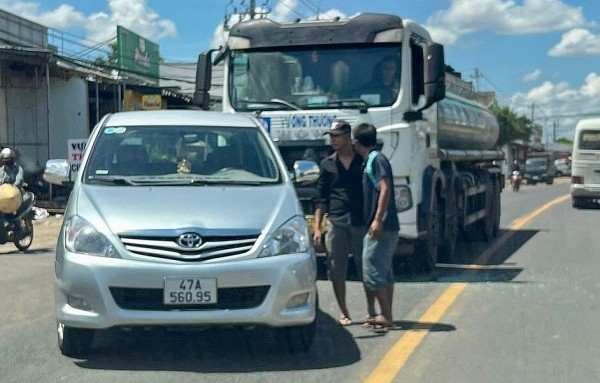 Tài xế ôtô con chặn đầu, hành hung tài xế xe bồn trên QL26 ở Đắk Lắk