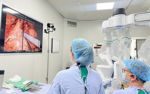 Phẫu thuật cho bệnh nhân mắc ung thư thận bằng hệ thống robot duy nhất tại Việt Nam