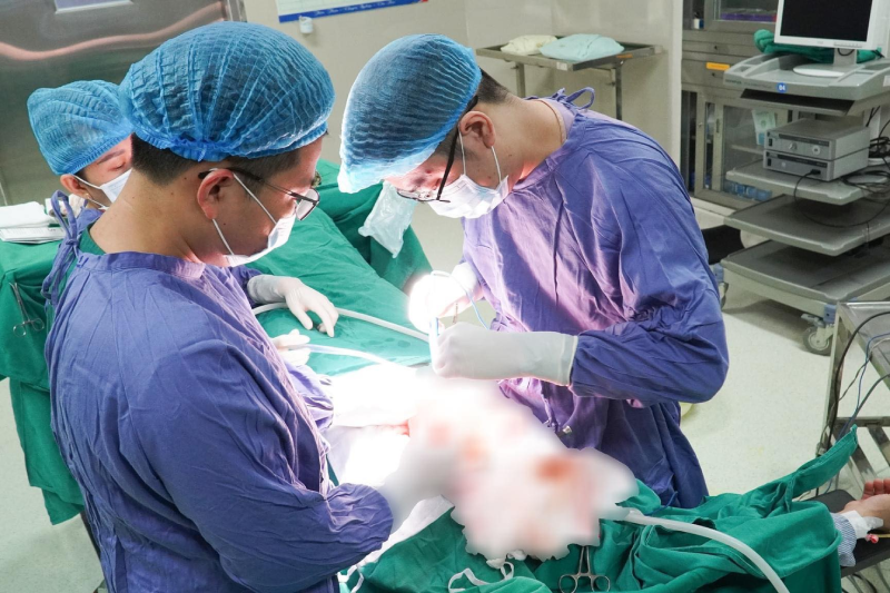 Các bác sĩ Bệnh viện đa khoa Hùng Vương phẫu thuật cho bệnh nhân. Ảnh: BVCC. 