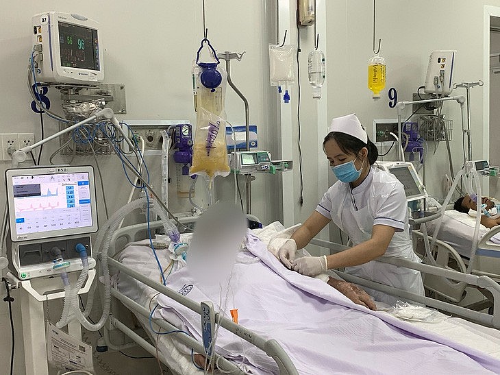 Một trong ba bệnh nhân mới bị ngộ độc botulinum đang được hỗ trợ thở máy tại Bệnh viện Chợ Rẫy (TP.HCM). Ảnh: BVCC.