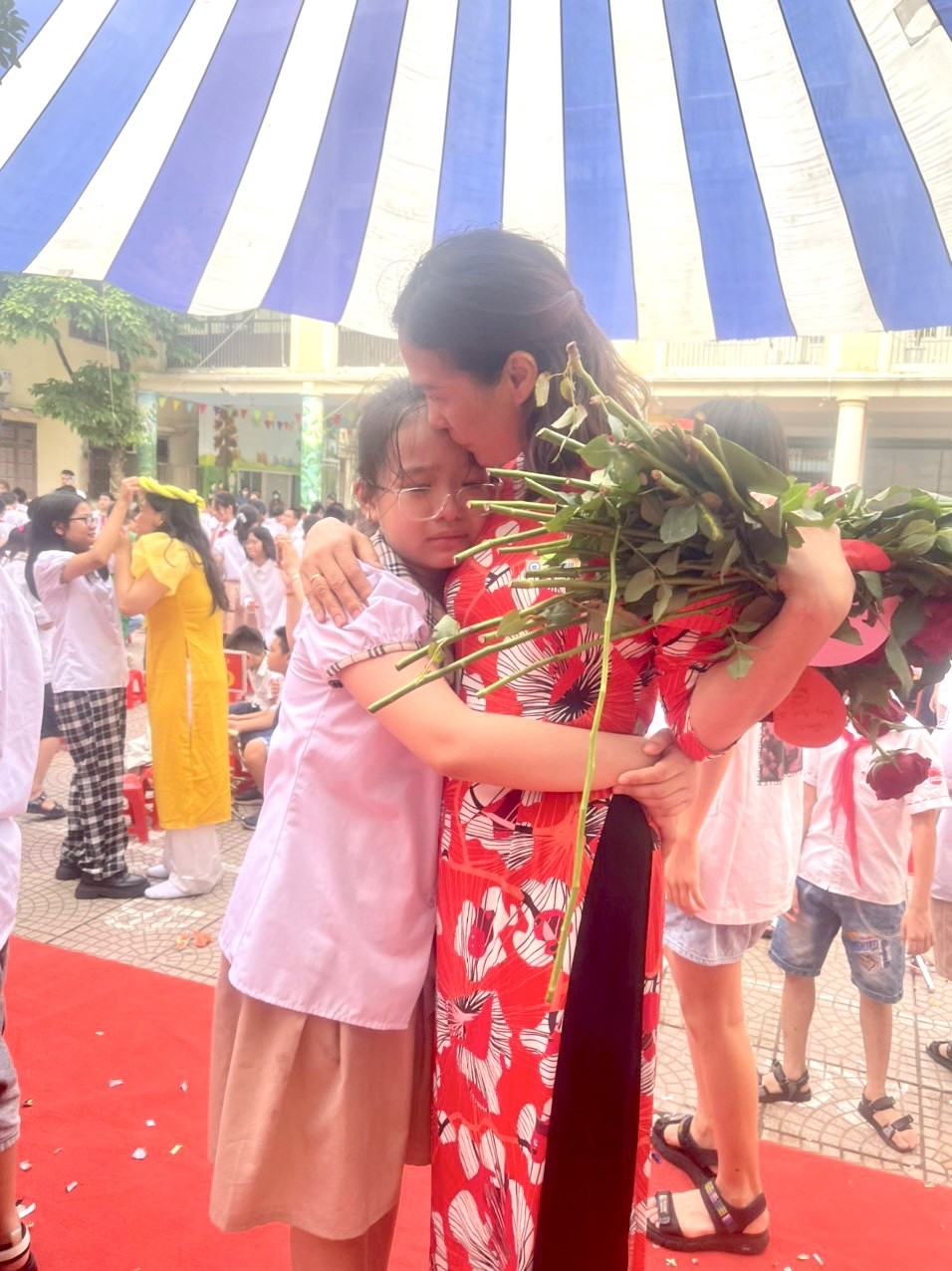 Lễ tri ân và trưởng thành đầy cảm xúc của học sinh lớp 5 Trường Tiểu học Lê Hồng Phong (Q.Hà Đông, Tp Hà Nội)