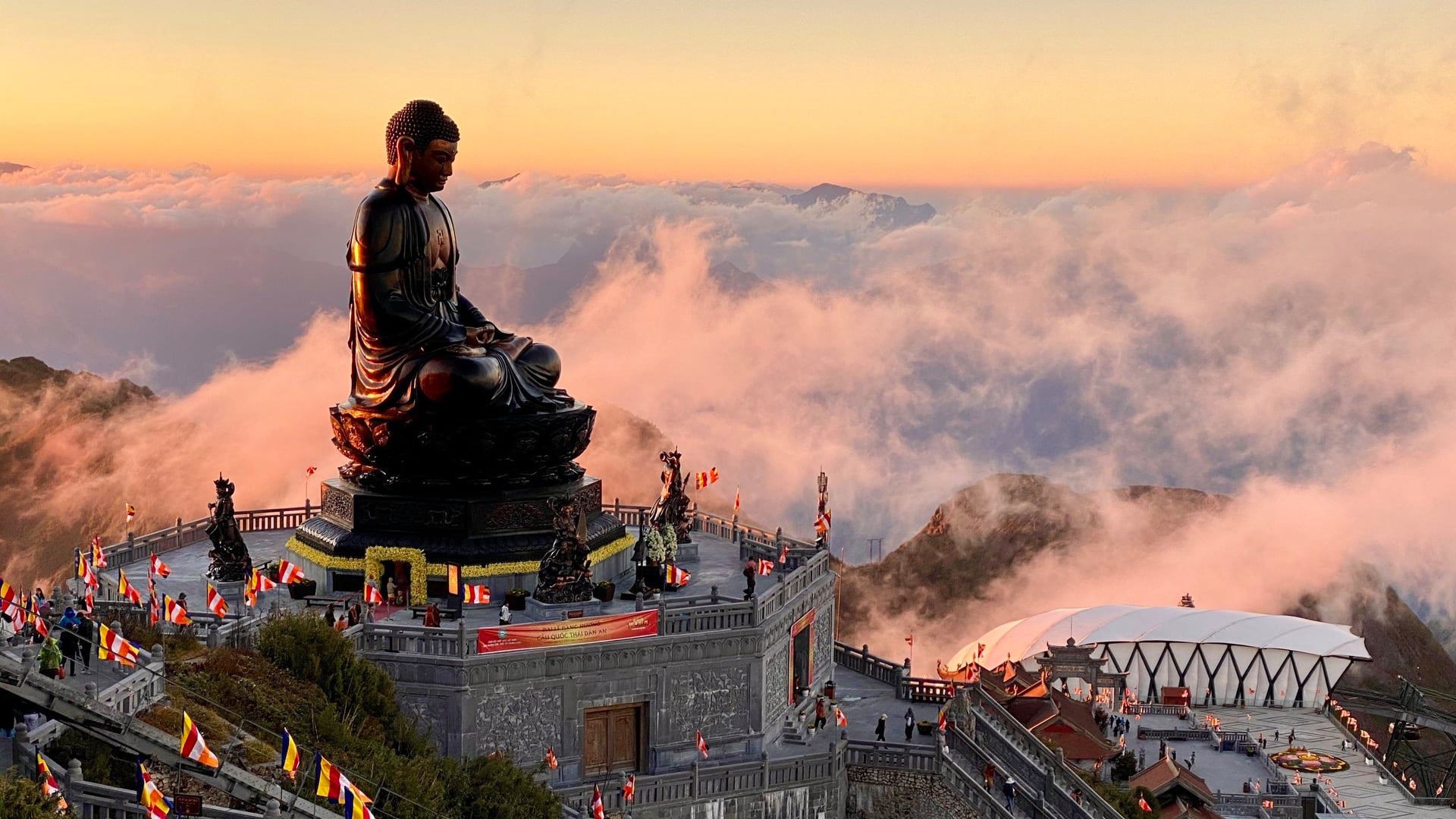 Trải nghiệm Fansipan về đêm, ngắm ngàn đăng thắp sáng đỉnh núi trong lễ Phật đản 2023