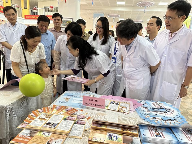 Bộ trưởng Y tế kiểm tra việc triển khai bổ sung Vitamin A tại Hà Nội | Y tế | Vietnam+ (VietnamPlus)