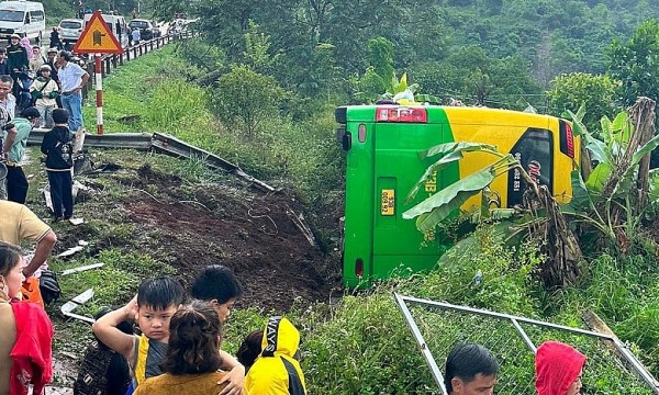 Xe khách tông xe tải, người đi đường đập kính đưa hành khách ra ngoài