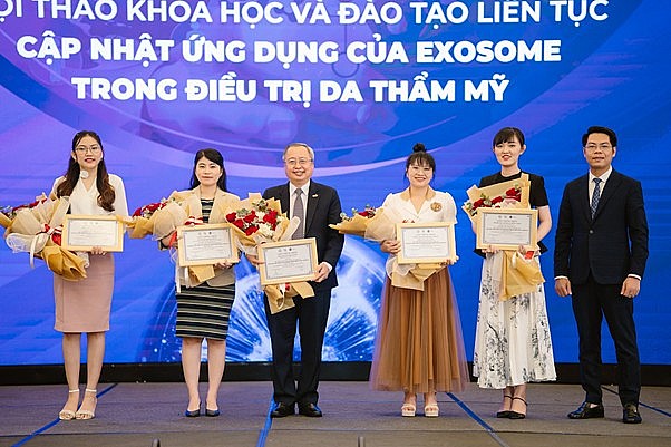 CEO Trần Đình Thăng của Zacy Aesthetics chụp ảnh cùng các bác sĩ tham gia báo cáo tại hội nghị.http//suckhoeviet.org.vn