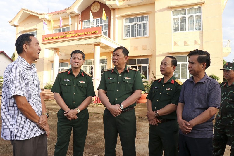 Thượng tướng Huỳnh Chiến Thắng, Ủy viên Trung ương Đảng, Phó Tổng Tham mưu trưởng Quân đội Nhân dân Việt Nam dẫn đầu Đoàn công tác Bộ Quốc phòng đã đến kiểm tra hiện trường.