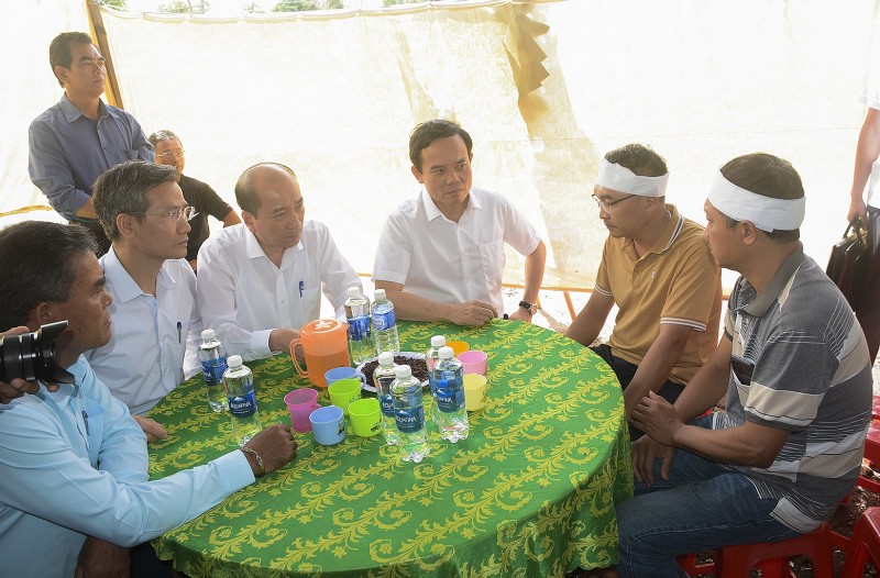 Phó Thủ tướng Trần Lưu Quang thăm, động viên các gia đình nạn nhân trong vụ việc.