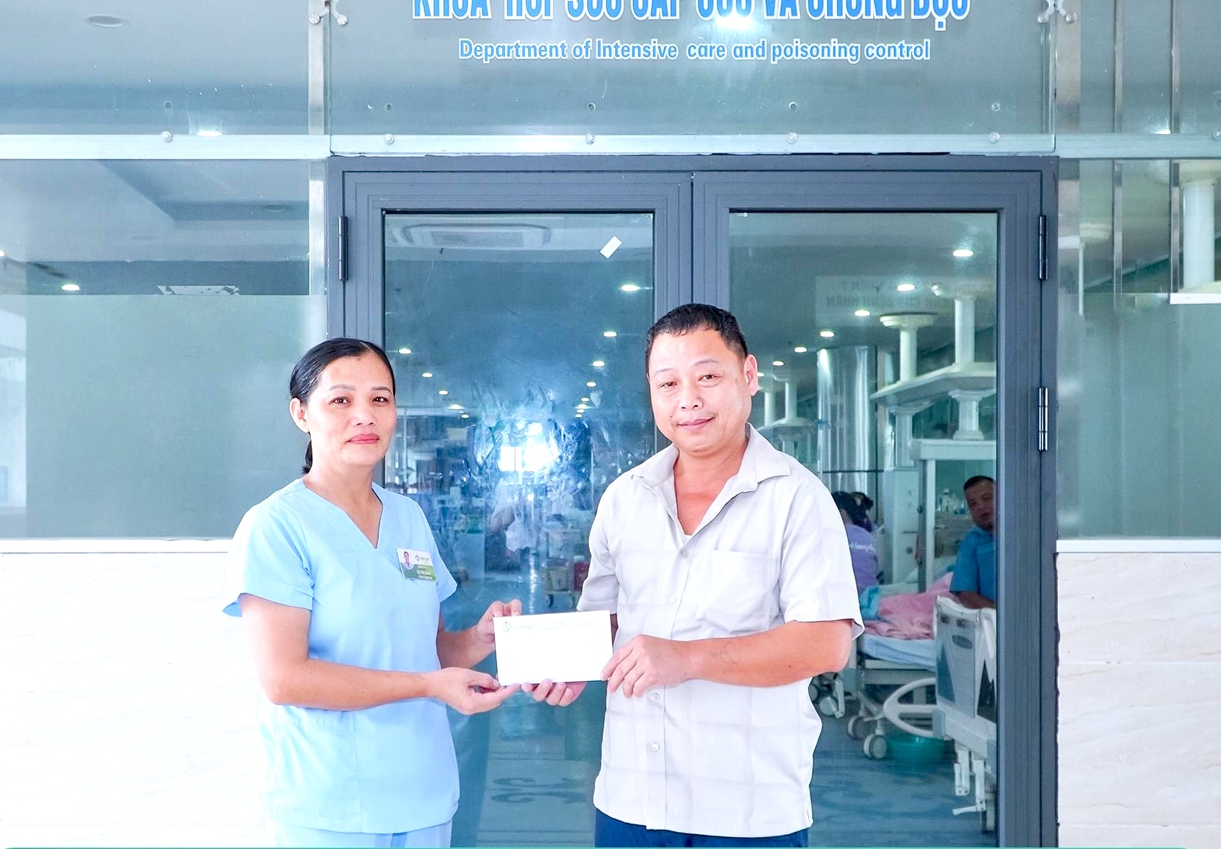 Nhân viên bệnh viện trao lại tiền cho người nhà bệnh nhân đánh rơi