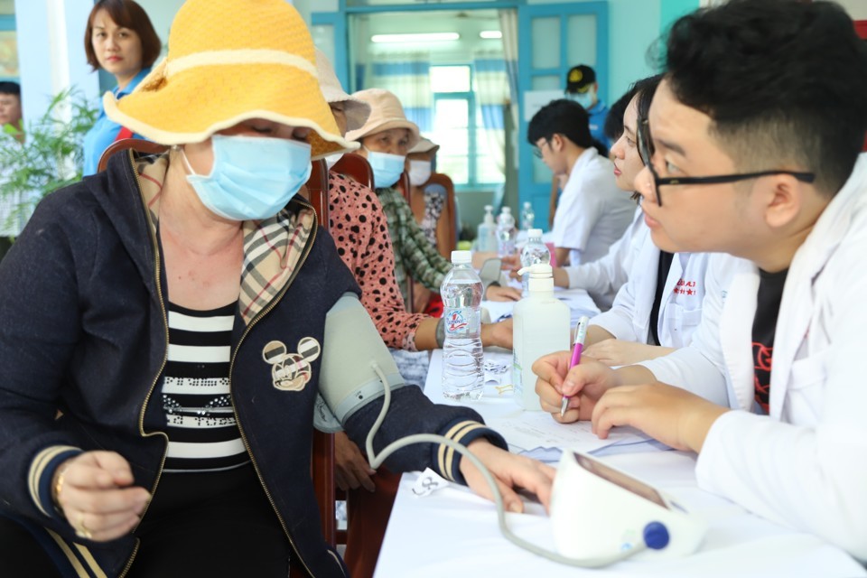 Khám bệnh, phát thuốc miễn phí cho 1.000 ngư dân tại Ninh Thuận