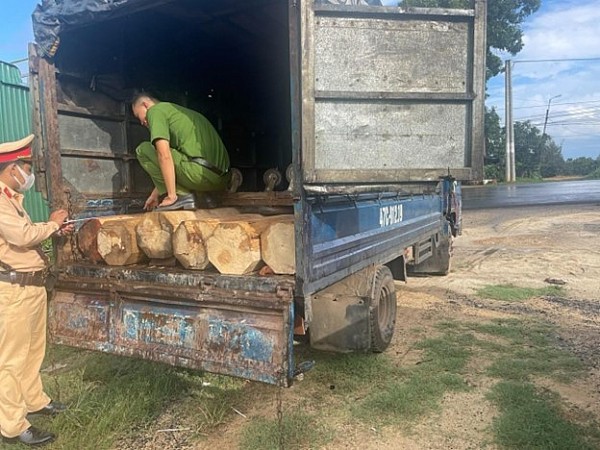 CSGT Đắk Lắk bắt giữ xe tải đang vận chuyển gỗ không rõ nguồn gốc, xuất xứ